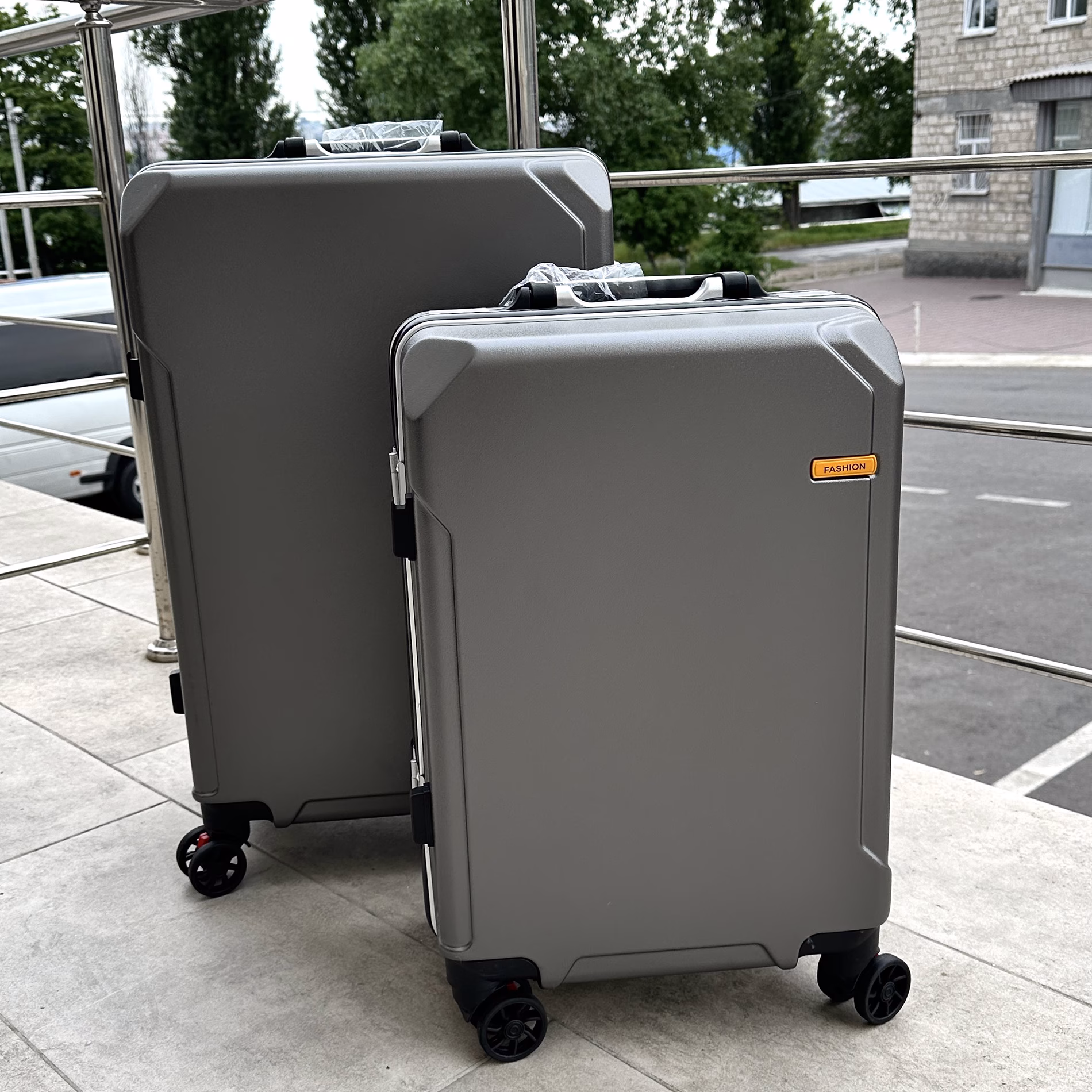 Чемодан Parker M Metallic Gray 2